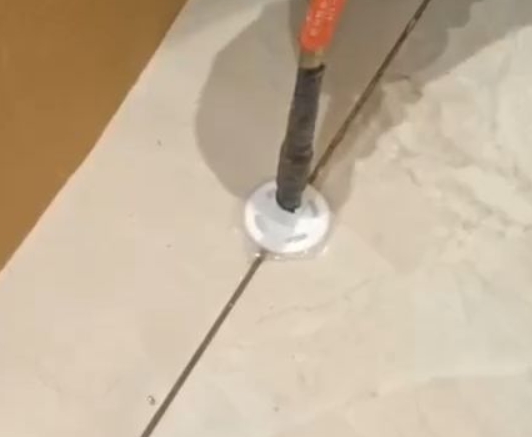 唐河瓷砖空鼓维修公司专业解答瓷砖在铺贴过程中，如果没有涂抹均匀到位的粘结材料（如水泥砂浆或瓷砖胶），可能会导致以下问题