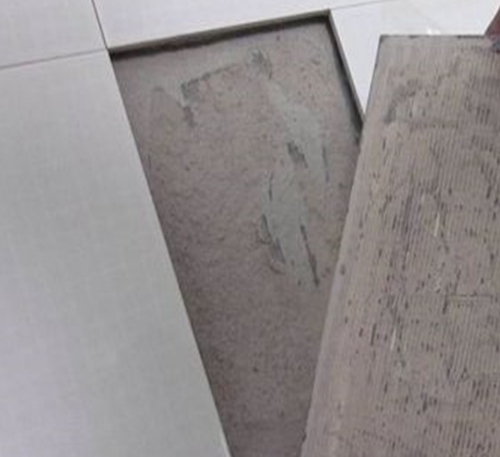 唐河瓷砖空鼓维修公司分享瓷砖铺贴时如果打浆（即涂抹在瓷砖背面和基层上的砂浆或瓷砖胶）过少，会带来以下问题